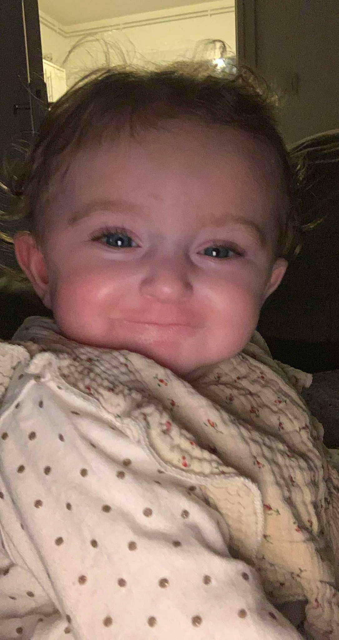 Zélie participe au concours pour gagner de l'argent avec cette photo : baby, baby_toddler_clothing, cheek, chin, ear, eyebrow, eyelash, facial_expression, forehead, happy, human, iris, lip, mouth, neck, nose, person, skin, sleeve, smile