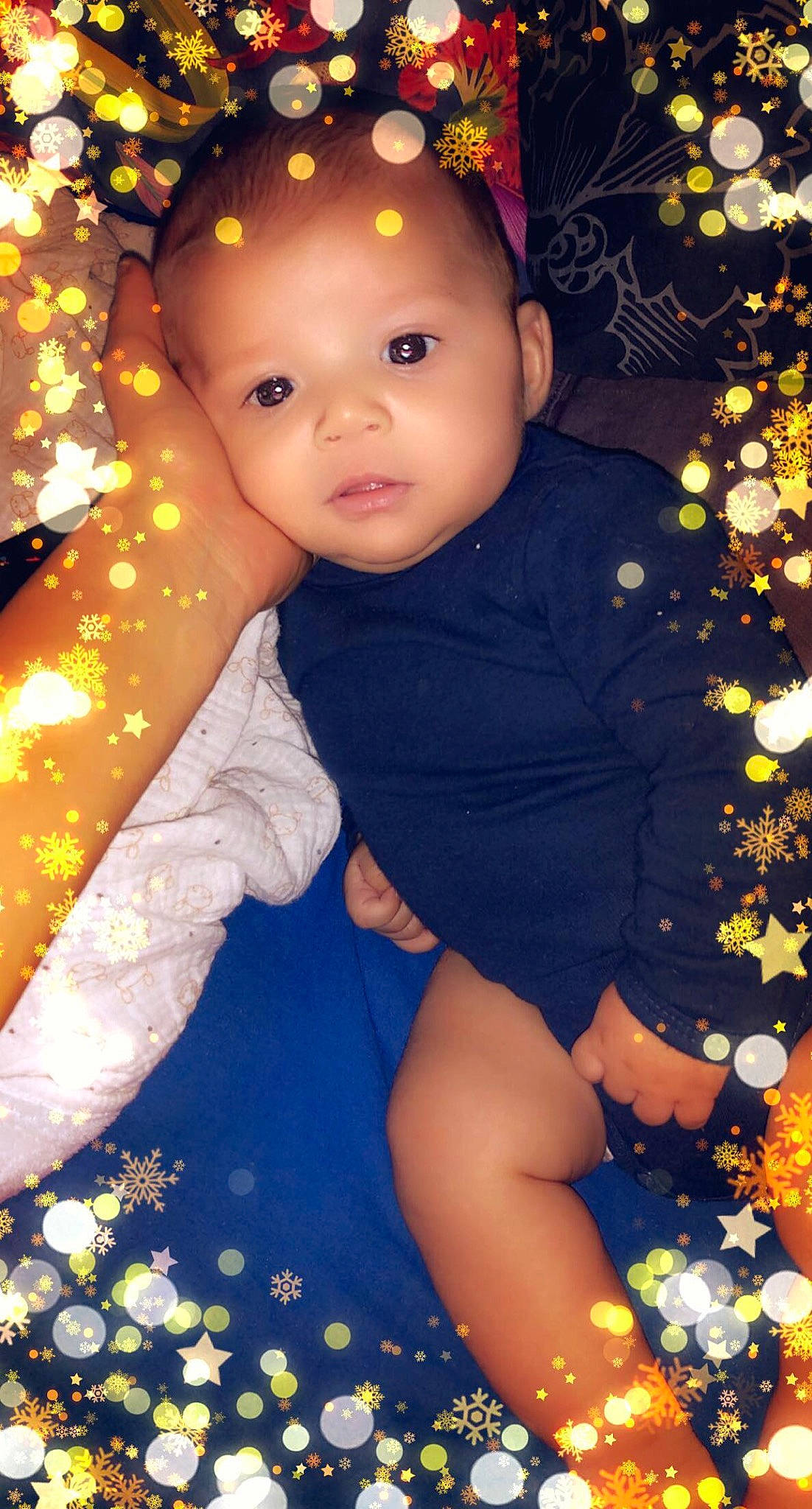 Ilyâs a rejoint le concours — aidez-le/la à gagner de superbes lots ! baby, baby_toddler_clothing, black, child, eye, facial_expression, finger, fun, hairstyle, happy, iris, light, organ, people, people_in_nature, person, photograph, skin, standing, toddler