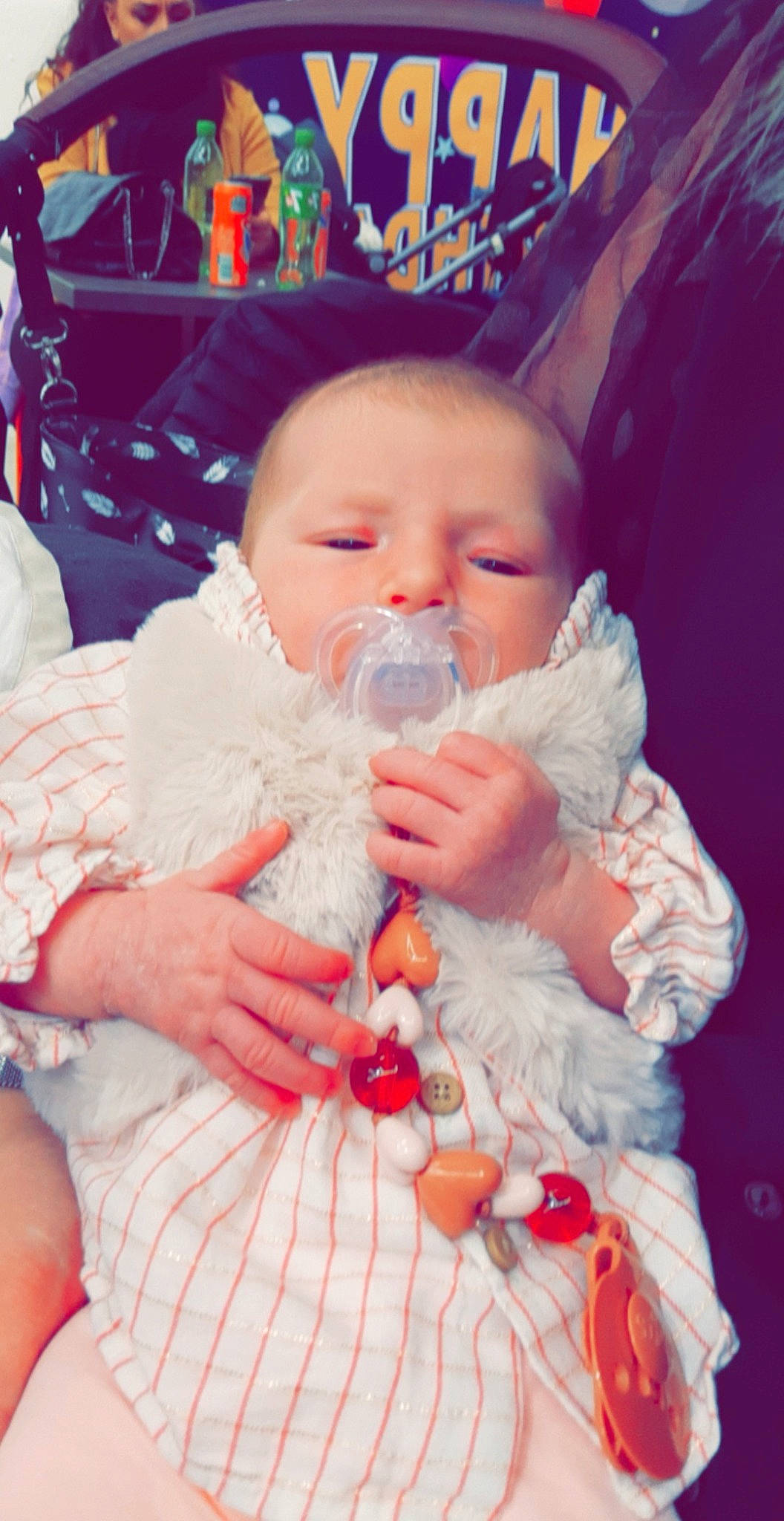 Kamélya participe au concours pour gagner de l'argent avec cette photo : baby, baby_toddler_clothing, cheek, comfort, dress, ear, eye, finger, happy, head, iris, lip, mouth, nose, person, pink, skin, sleeve, textile, toddler