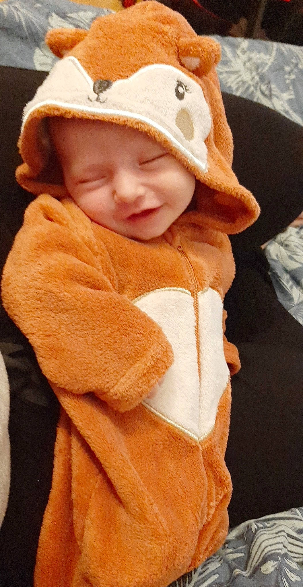 Kamélya participe au concours pour gagner de l'argent avec cette photo : baby, baby_toddler_clothing, cap, child, fashion_accessory, fur, fur_clothing, hat, headgear, headwear, jacket, knit_cap, lip, neck, outerwear, person, skin, sleeve, textile, toddler