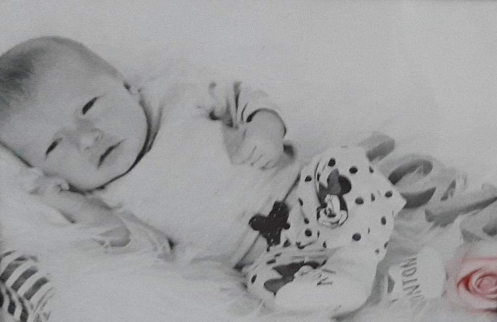 Kamélya participe au concours pour gagner de l'argent avec cette photo : baby, baby_toddler_clothing, bedtime, child, comfort, fur, happy, linens, monochrome, monochrome_photography, paw, person, petal, portrait_photography, room, sitting, still_life_photography, toddler, toy