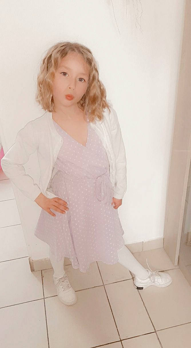 Zayna a rejoint le concours — aidez-le/la à gagner de superbes lots ! arm, baby_toddler_clothing, day_dress, dress, face, floor, gesture, hair, hand, head, human_body, knee, leg, lip, neck, one_piece_garment, person, pink, shoulder, sleeve