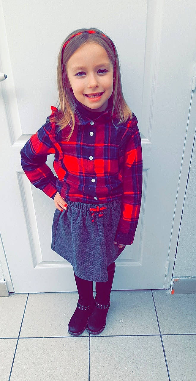 Zayna participe au concours pour gagner de l'argent avec cette photo : blazer, clothing, collar, denim, face, joy, knee, neck, outerwear, person, plaid, purple, red, shoe, sleeve, smile, standing, street_fashion, t_shirt, tartan