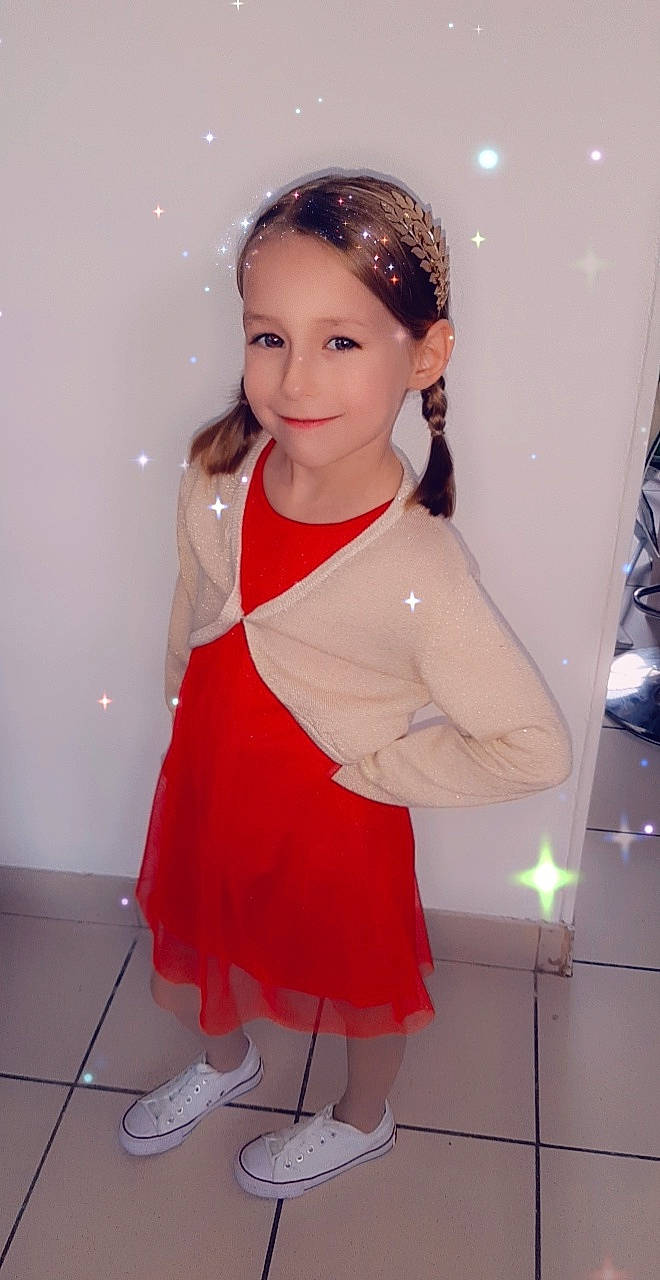 Zayna a rejoint le concours — aidez-le/la à gagner de superbes lots ! beauty, black_hair, dress, event, facial_expression, fashion_design, flash_photography, flooring, formal_wear, happy, human_leg, joy, magenta, one_piece_garment, person, pink, sleeve, smile, standing, thigh