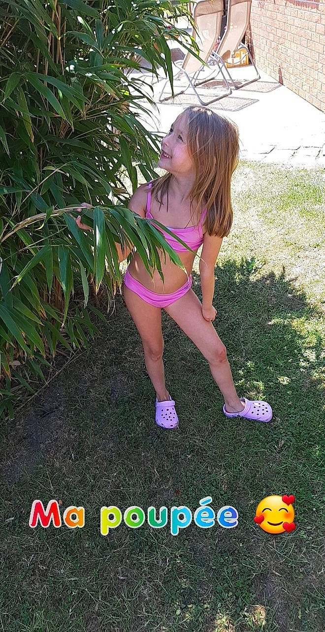 Zayna a rejoint le concours — aidez-le/la à gagner de superbes lots ! font, fun, grass, happy, human_leg, joy, knee, leg, leisure, magenta, people_in_nature, person, photo_caption, plant, sandal, shoe, shorts, summer, swimwear, terrestrial_plant