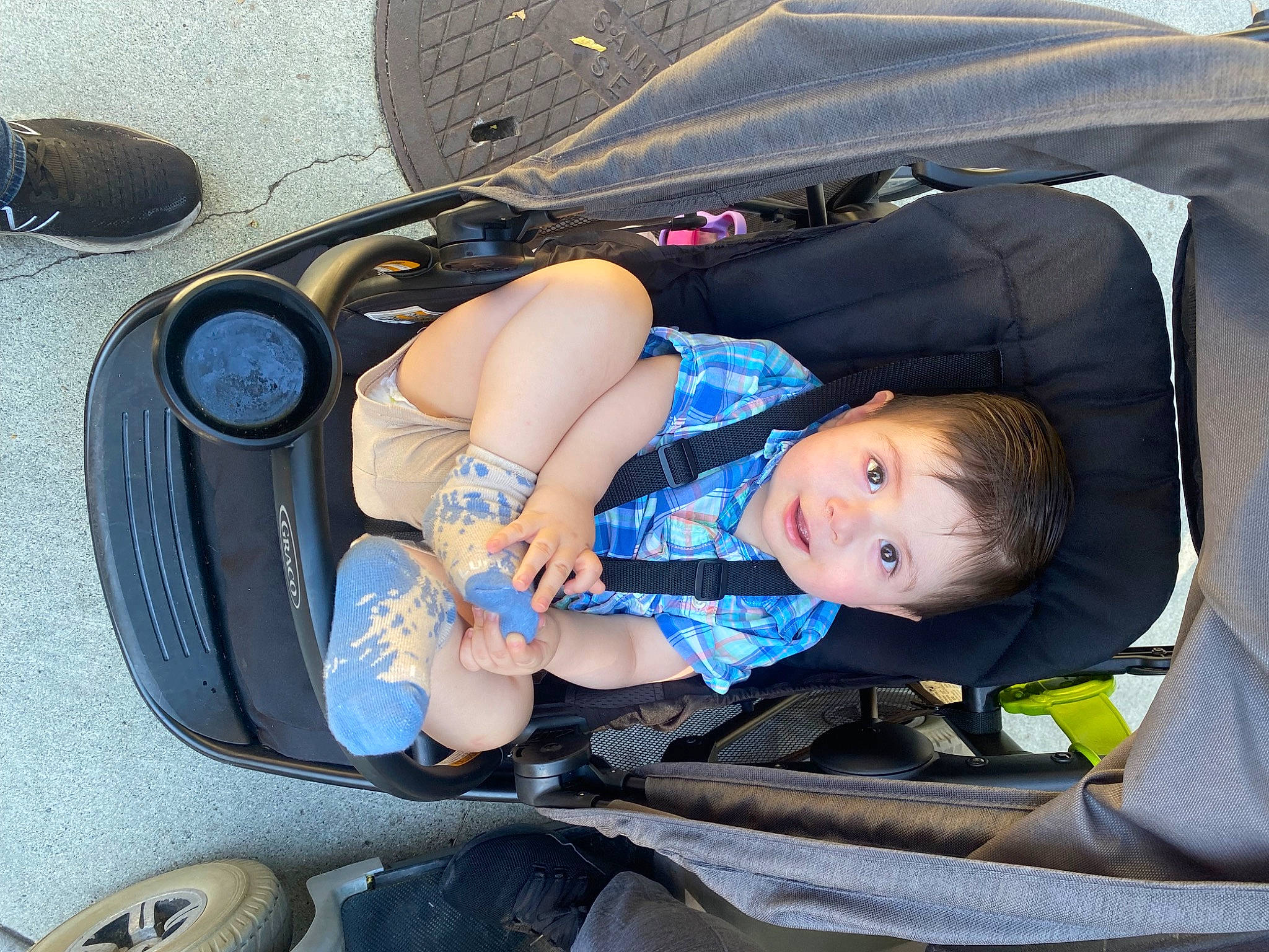 Leonardo is registered to the contest to win money with this photo: auto_part, automotive_design, automotive_exterior, automotive_tire, baby_carriage, baby_products, car, car_seat, car_seat_cover, child, comfort, electric_blue, family_car, motor_vehicle, person, smile, toddler, travel, vehicle, vehicle_door