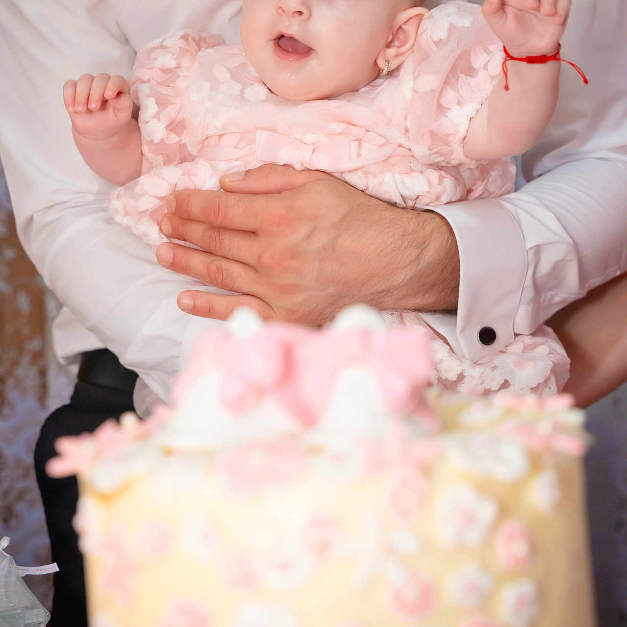 Alexia participe au concours pour gagner de l'argent avec cette photo : baby, birthdaycake, bodypart, cake, clothing, cream, dessert, dress, face, finger, flower, food, hand, head, icing, newborn, people, person, photography, portrait