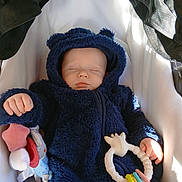 Vojta a rejoint le concours — aidez-le/la à gagner de superbes lots ! baby, blue, child, closed_eyes, cozy, cuddly, cute, face, fuzzy, hand, infant, nap, onesie, peaceful, sleeping, soft_toys, stroller, teething_ring, toy, warm_clothing