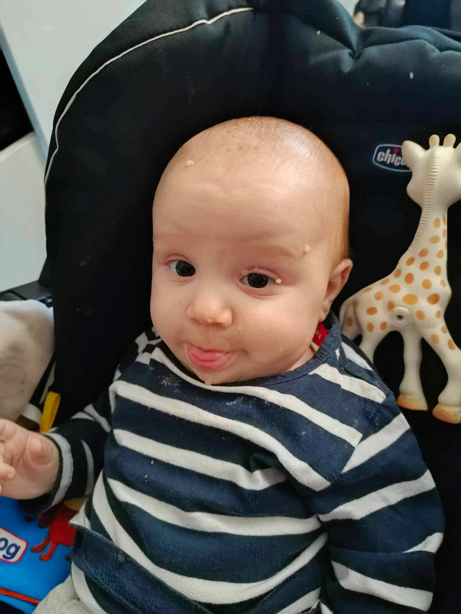 Owen participe au concours pour gagner de l'argent avec cette photo : baby, baby_toddler_clothing, cheek, child, chin, cool, eye, facial_expression, giraffe, giraffidae, happy, nose, organ, person, product, skin, sleeve, smile, t_shirt, toddler