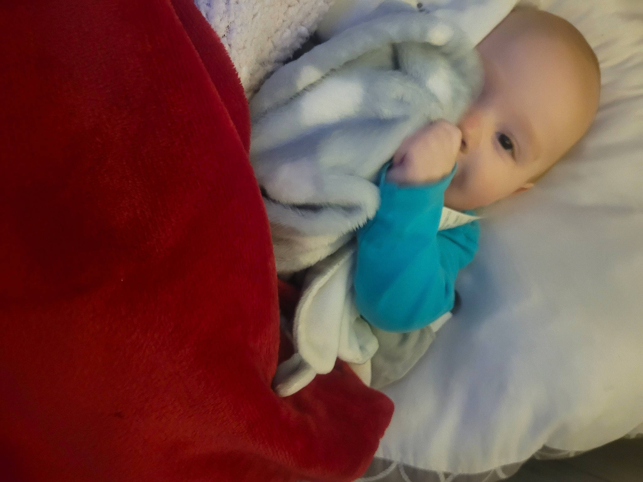 Owen a rejoint le concours — aidez-le/la à gagner de superbes lots ! abdomen, arm, baby, baby_products, baby_sleeping, baby_toddler_clothing, bedtime, child, comfort, eye, finger, gesture, hand, human_body, linens, nail, person, room, thumb, toddler