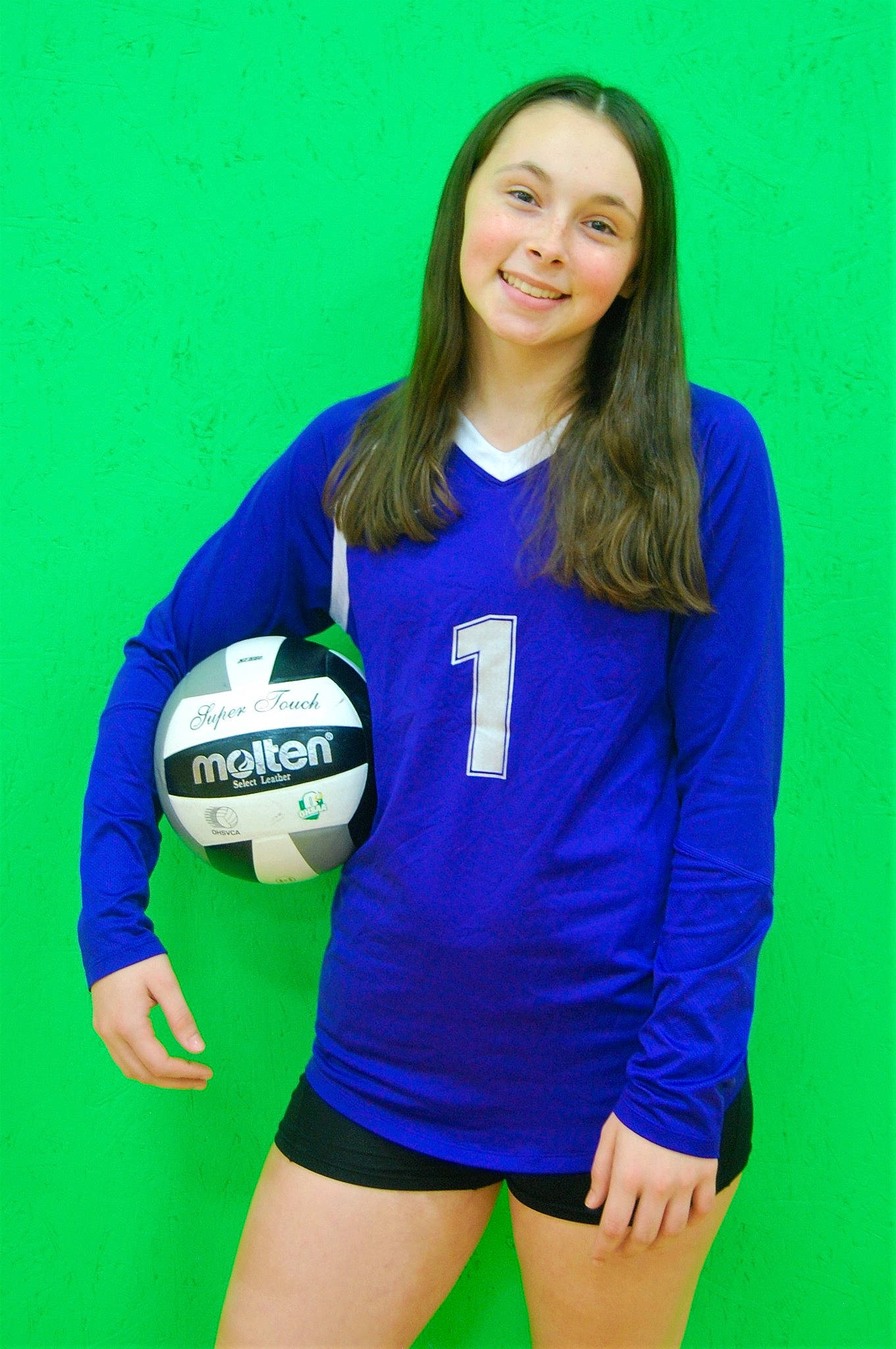 Ciara is registered to the contest to win money with this photo: ball, ball_game, competition_event, green, joy, net_sports, person, player, sports, team_sport, volleyball, volleyball_player, womens_football