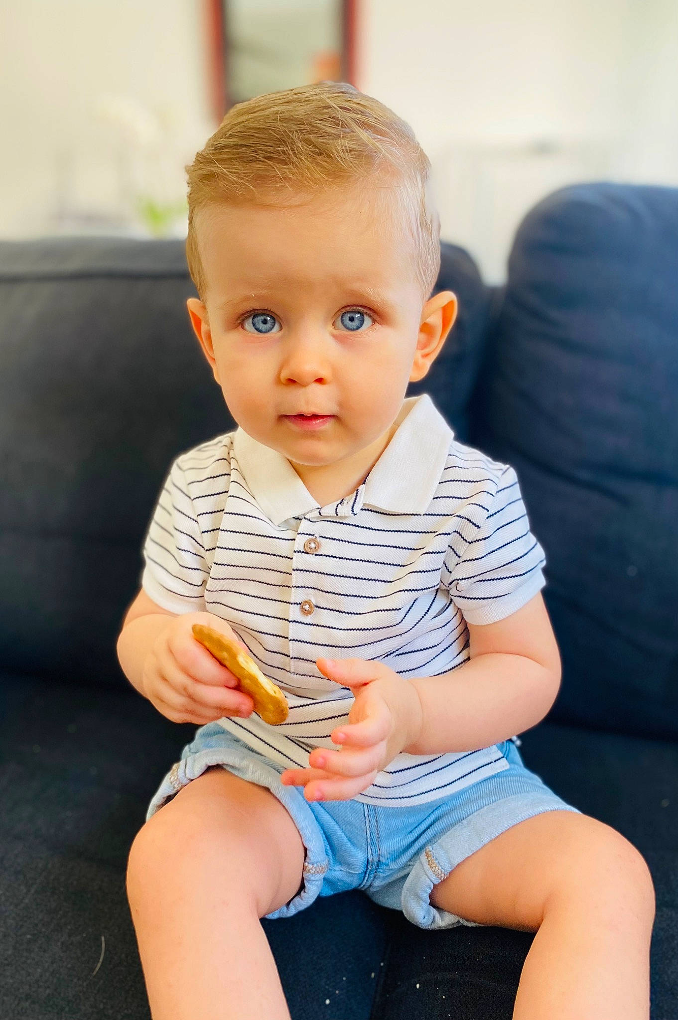 Milann a rejoint le concours — aidez-le/la à gagner de superbes lots ! baby, baby_toddler_clothing, cheek, child, chin, clothing, eye, finger, fun, happy, human_leg, iris, joint, knee, person, skin, sleeve, standing, t_shirt, thigh