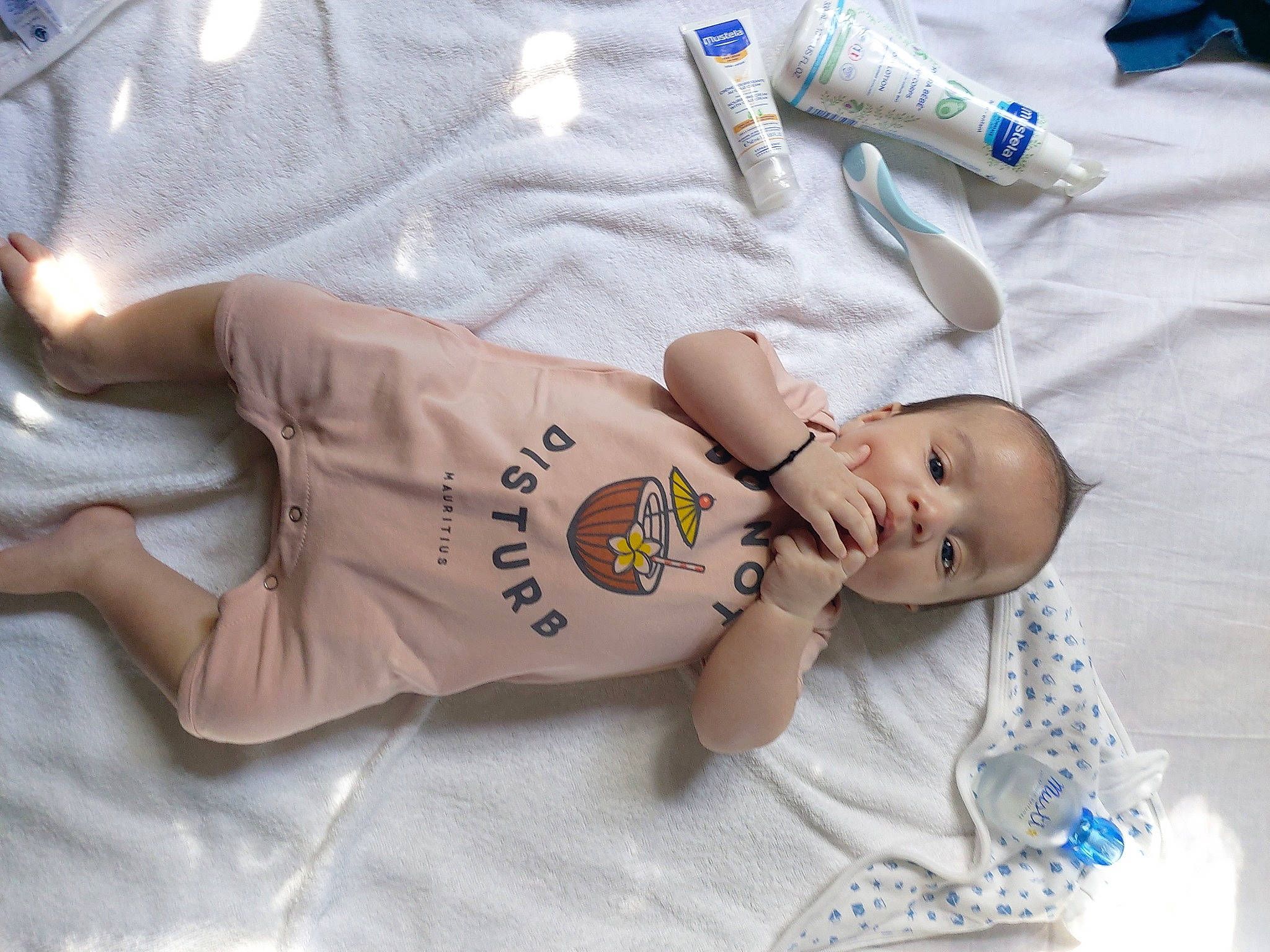 Nohann a rejoint le concours — aidez-le/la à gagner de superbes lots ! abdomen, baby, baby_products, baby_sleeping, baby_toddler_clothing, bed, child, comfort, elbow, hat, health_care, linens, pattern, person, room, skin, sleep, sleeve, t_shirt, toddler