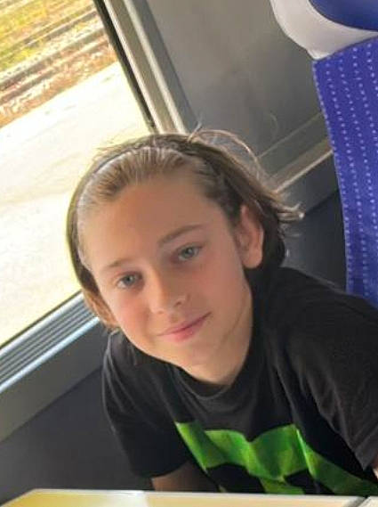 Ethan a rejoint le concours — aidez-le/la à gagner de superbes lots ! balloon, child, eyebrow, forehead, fun, gesture, hairstyle, happy, joy, leisure, light, nose, person, room, selfie, sitting, smile, t_shirt, travel, vacation