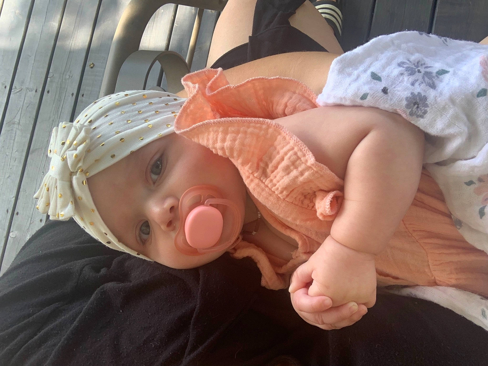 èva-rose a rejoint le concours — aidez-le/la à gagner de superbes lots ! baby, baby_toddler_clothing, cheek, child, comfort, eyewear, finger, fun, gesture, hat, headgear, headwear, mouth, nail, person, skin, sleeve, sun_hat, thumb, toddler