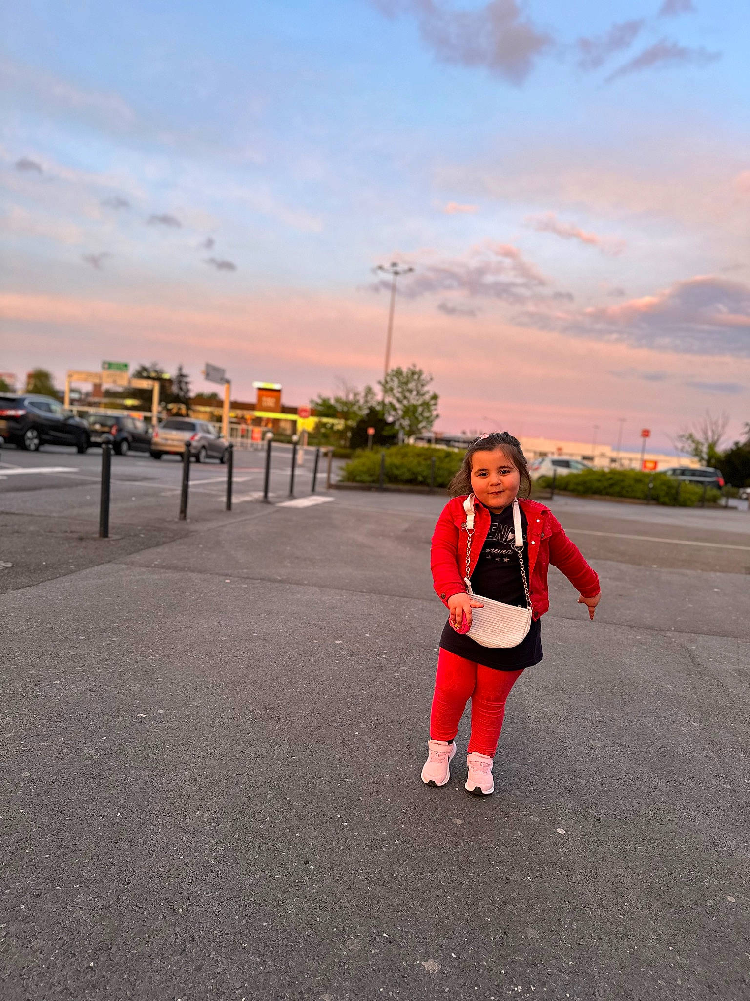 Léa participe au concours pour gagner de l'argent avec cette photo : asphalt, city, cloud, dusk, happy, horizon, joy, landscape, leisure, meteorological_phenomenon, people_in_nature, person, plant, recreation, road, road_surface, sidewalk, sky, sunset, tints_and_shades