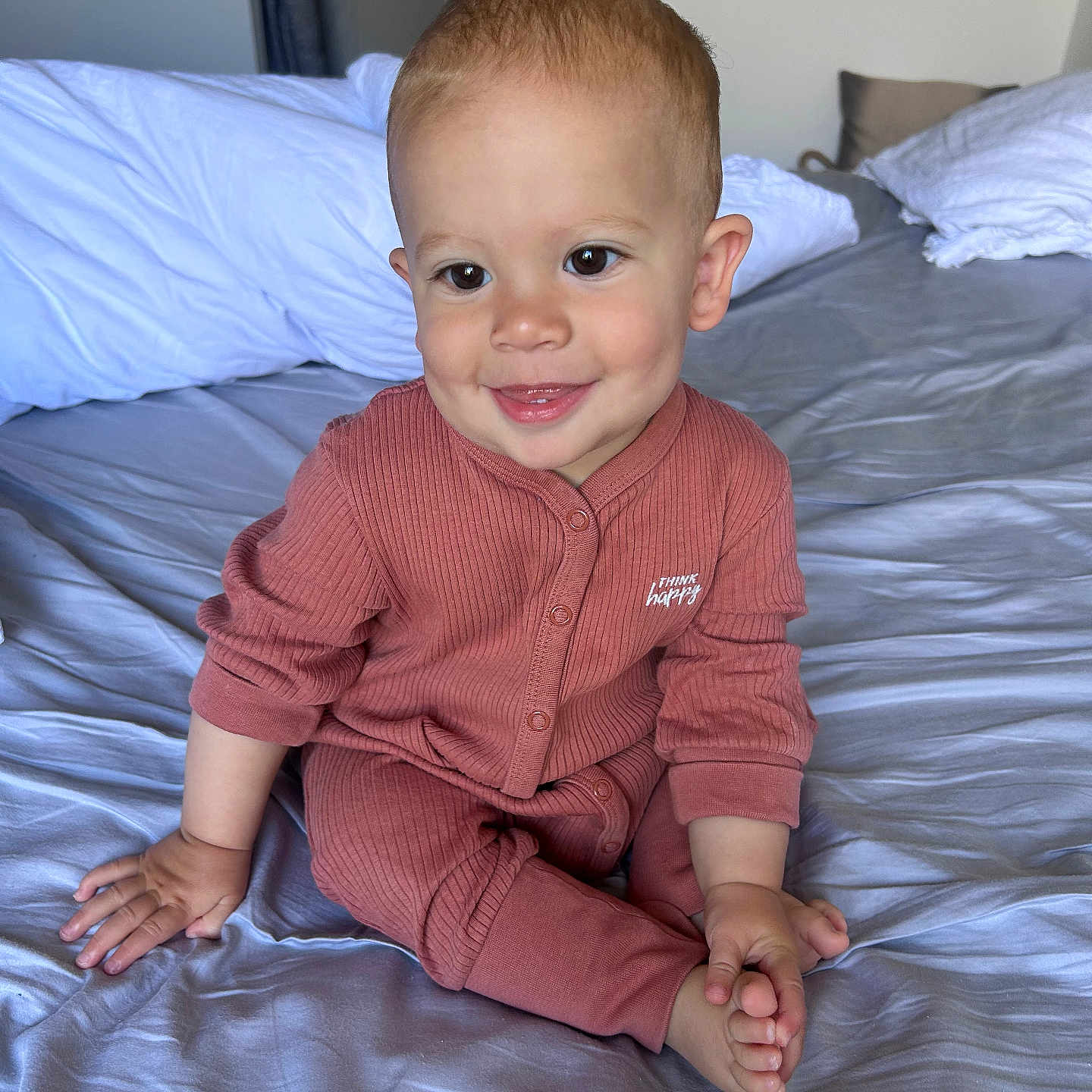 Gabriel participe au concours pour gagner de l'argent avec cette photo : baby, bed, bedroom, bodypart, clothing, couch, face, finger, furniture, hand, happy, head, indoors, pants, person, photography, portrait, room, sitting, smile