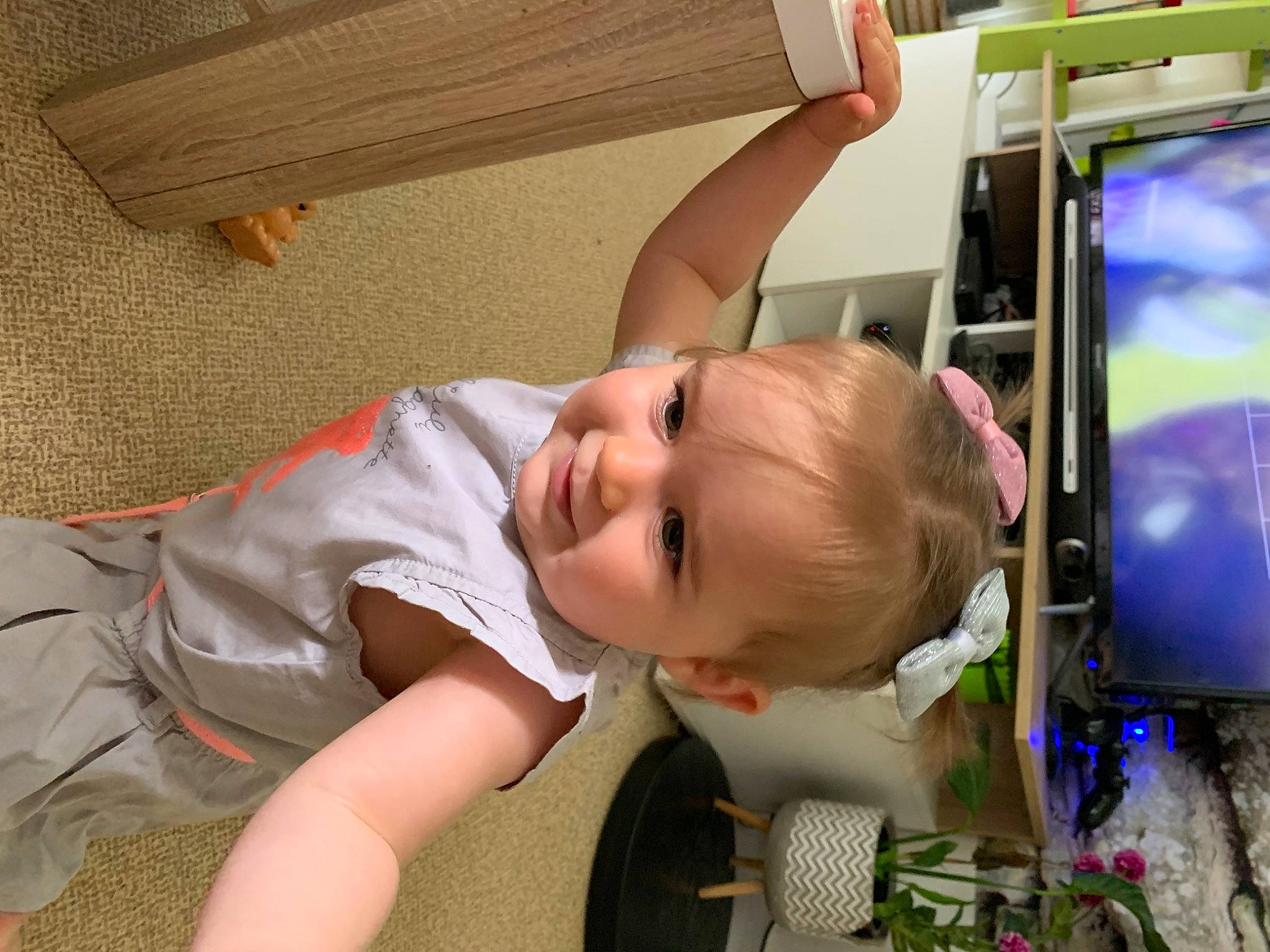 Mya a rejoint le concours — aidez-le/la à gagner de superbes lots ! arm, baby, child, ear, leg, person, play, toddler