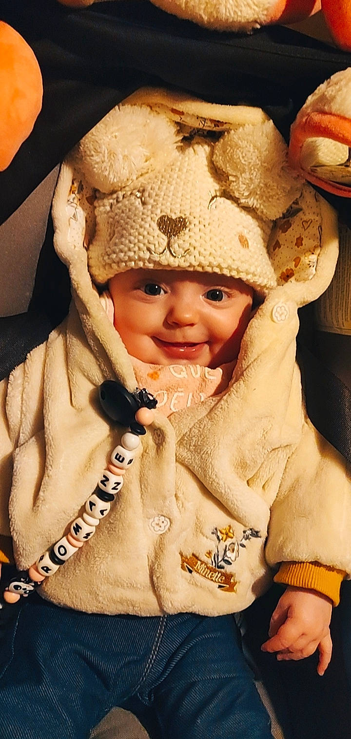 Romane participe au concours pour gagner de l'argent avec cette photo : baby, cap, child, face, fashion_accessory, flash_photography, gesture, happy, hat, head, headgear, headwear, helmet, human_body, jewellery, knit_cap, people_in_nature, person, skin, smile