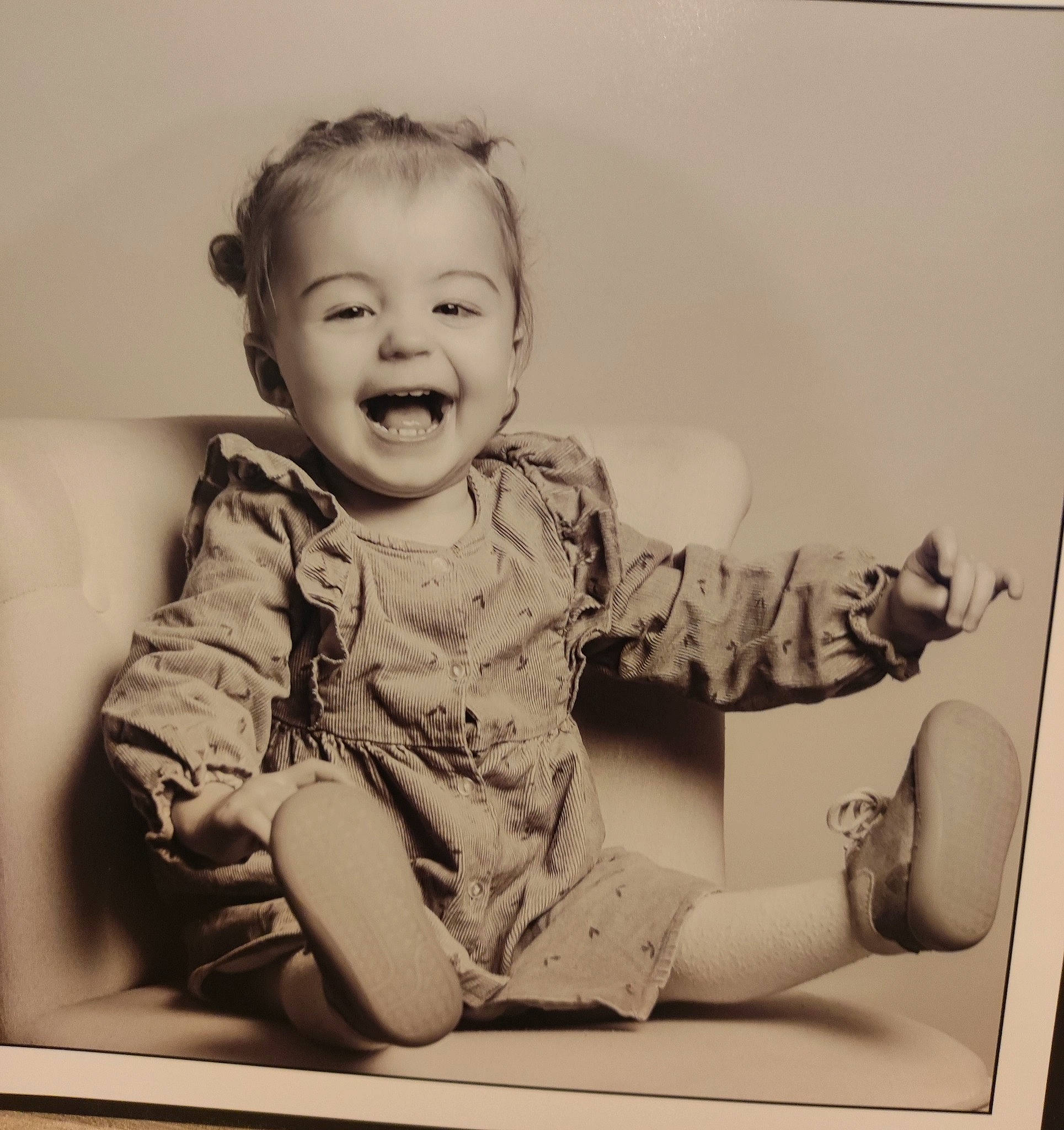 Romane participe au concours pour gagner de l'argent avec cette photo : arm, art, baby, baby_laughing, baby_toddler_clothing, child, comfort, elbow, facial_expression, gesture, happy, knee, monochrome, monochrome_photography, person, sitting, sleeve, smile, t_shirt, toddler