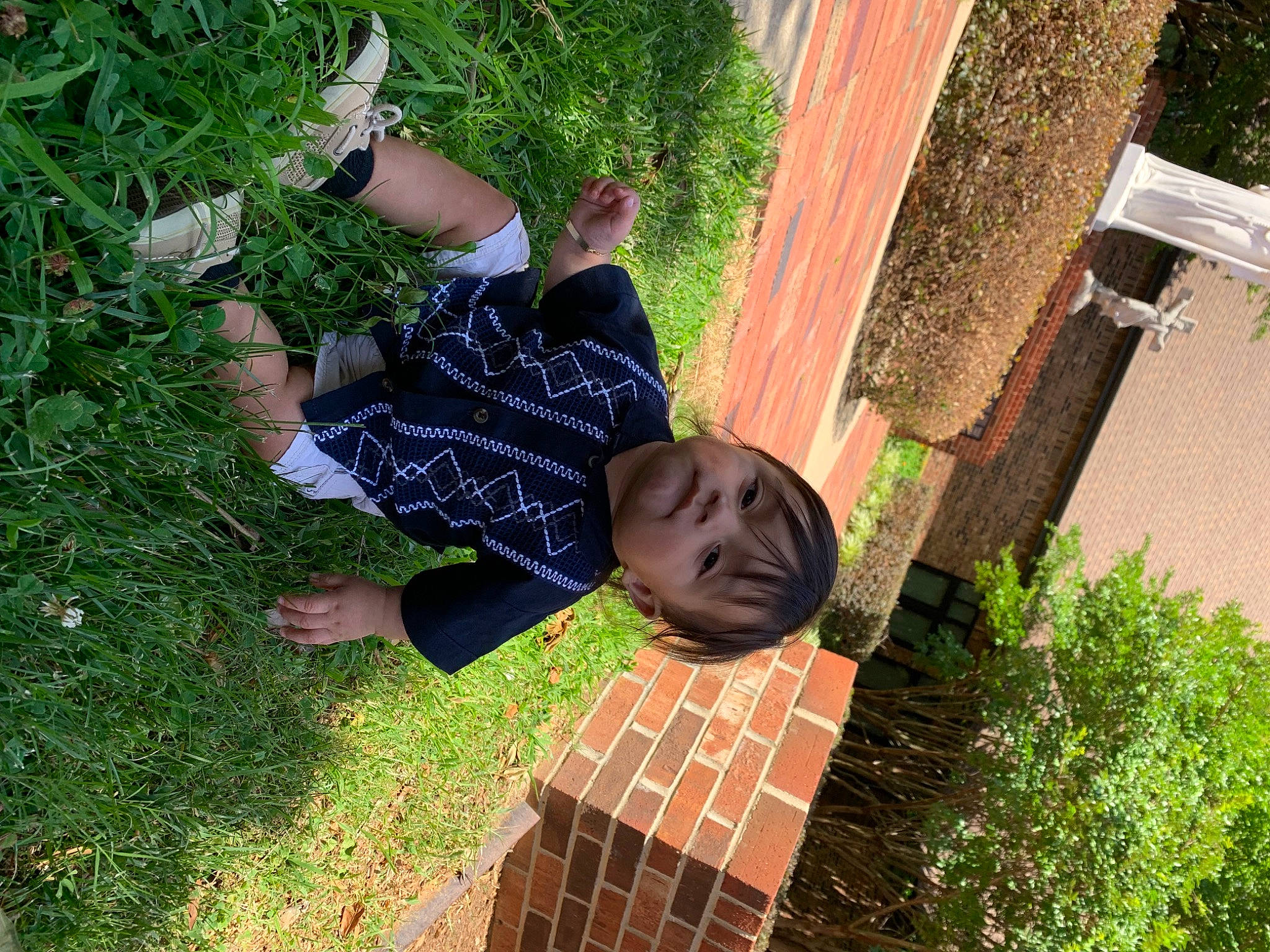 Mario Ezequiel is registered to the contest to win money with this photo: adaptation, child, fun, garden, grass, grass_family, happy, lawn, leaf, leisure, people_in_nature, person, plant, sitting, soil, sunglasses, t_shirt, tints_and_shades, tree, wood