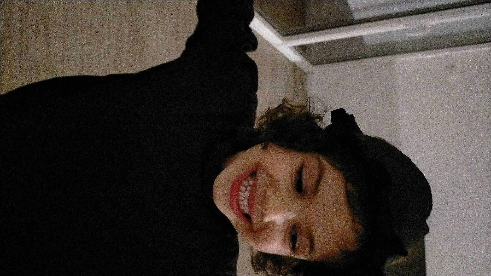 Sarah participe au concours pour gagner de l'argent avec cette photo : eye, eyelash, eyewear, flash_photography, fun, fur, gesture, hair, happy, jaw, joy, laugh, lip, mouth, person, photo_shoot, portrait_photography, room, smile