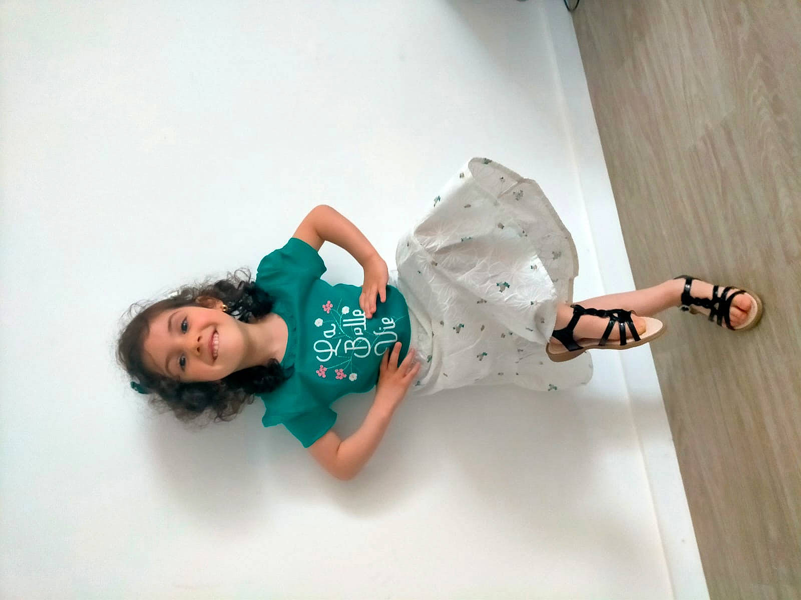 Sarah a rejoint le concours — aidez-le/la à gagner de superbes lots ! abdomen, comfort, elbow, fashion_design, fashion_model, flash_photography, flooring, happy, human_leg, jeans, joy, knee, person, photo_shoot, sandal, sitting, sleeve, t_shirt, thigh, trunk