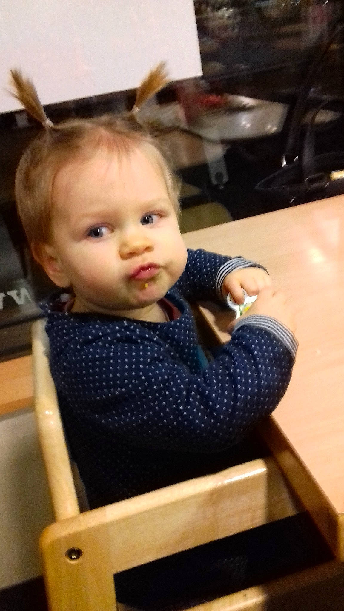 Zélie a rejoint le concours — aidez-le/la à gagner de superbes lots ! baby, cheek, child, ear, person, sitting, toddler