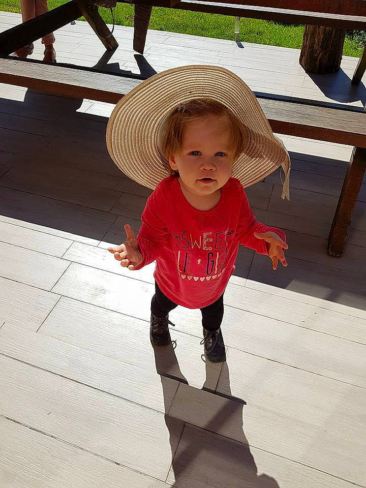 Zélie a rejoint le concours — aidez-le/la à gagner de superbes lots ! child, headgear, leg, person, play, smile, standing, toddler, vacation