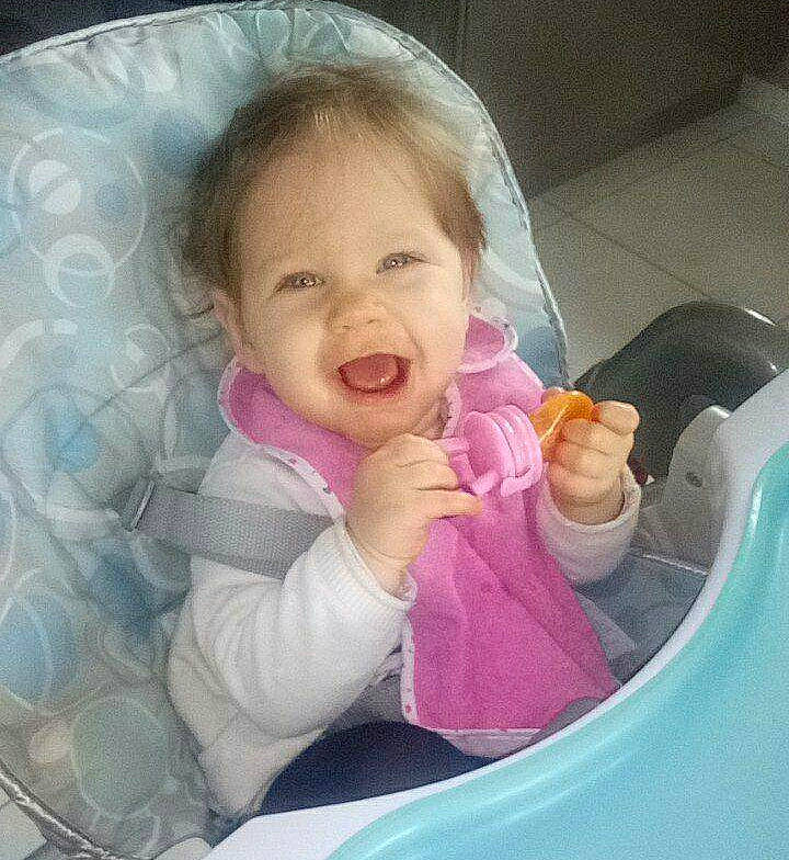 Zélie participe au concours pour gagner de l'argent avec cette photo : baby, baby_food, beauty, cheek, child, eating, electronic_device, eye, face, food, happy, lip, mouth, nose, person, play, sitting, skin, smile, toddler