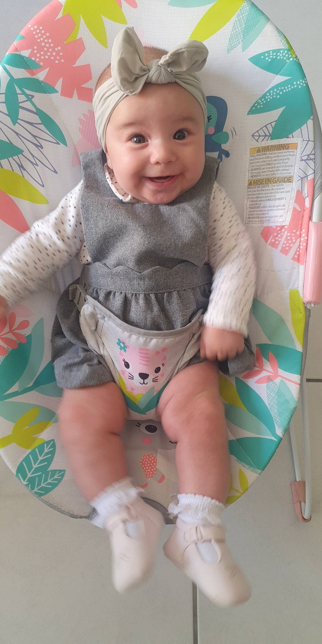 Malya participe au concours pour gagner de l'argent avec cette photo : baby, baby_products, baby_toddler_clothing, cheek, child, happy, headwear, human_leg, knee, leg, linens, person, pink, sitting, skin, sleeve, smile, sock, textile, thigh