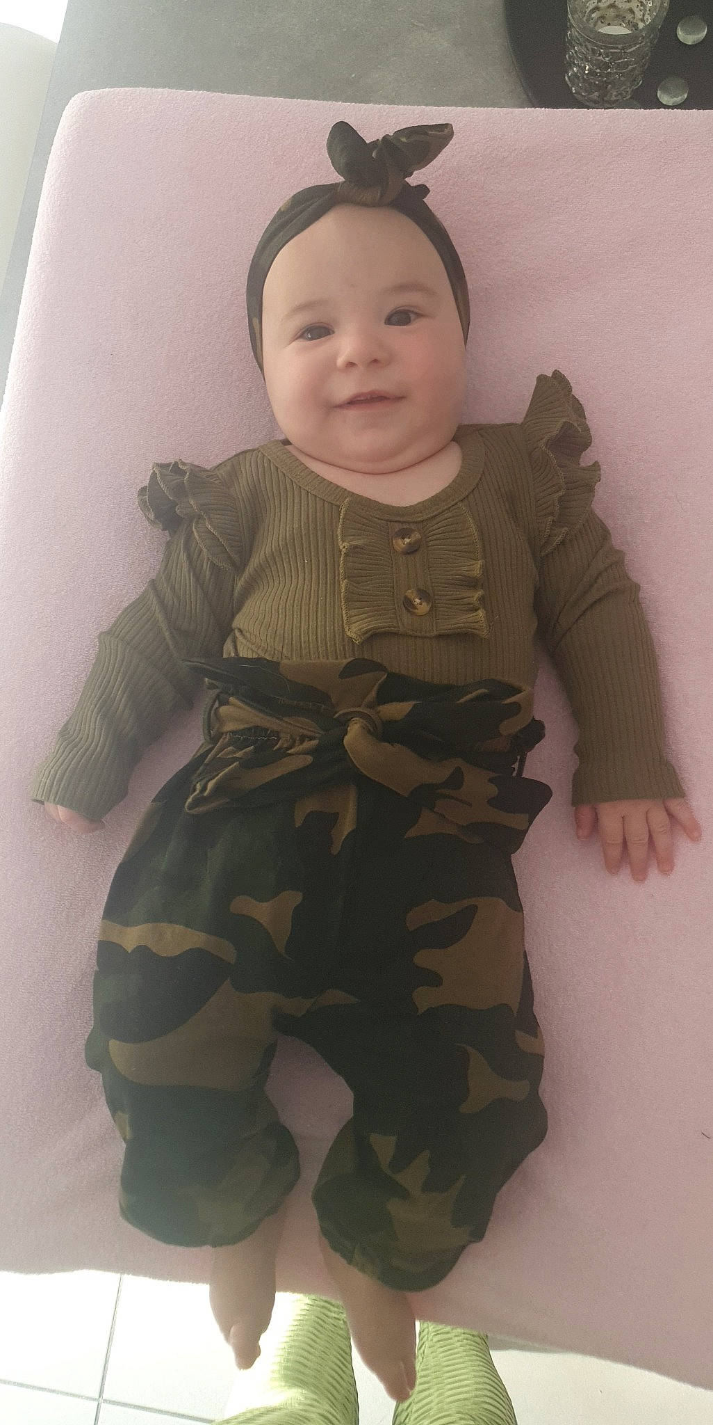 Malya a rejoint le concours — aidez-le/la à gagner de superbes lots ! arm, baby, baby_toddler_clothing, camouflage, cheek, child, face, gesture, happy, head, human_body, military_camouflage, pattern, personal_protective_equipment, sitting, skin, sleeve, smile, thumb, toddler