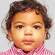 Nolan a rejoint le concours — aidez-le/la à gagner de superbes lots ! toddler, child, face, portrait, curly_hair, eyes, shirt, striped_shirt, red, white, young_child, expression, close_up, innocent, cute, person, studio_photo, casual_clothing, head_and_shoulders, neutral_expression