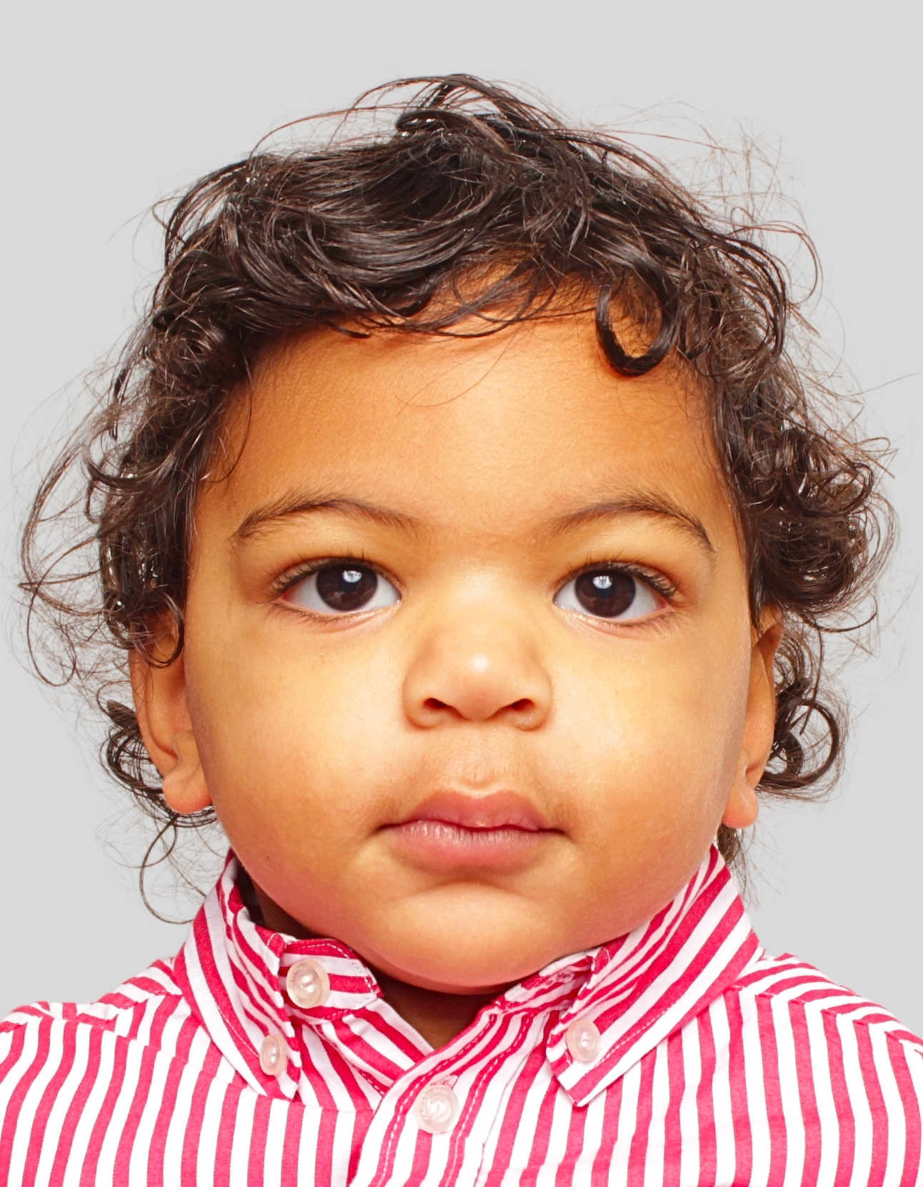 Nolan a rejoint le concours — aidez-le/la à gagner de superbes lots ! toddler, child, face, portrait, curly_hair, eyes, shirt, striped_shirt, red, white, young_child, expression, close_up, innocent, cute, person, studio_photo, casual_clothing, head_and_shoulders, neutral_expression
