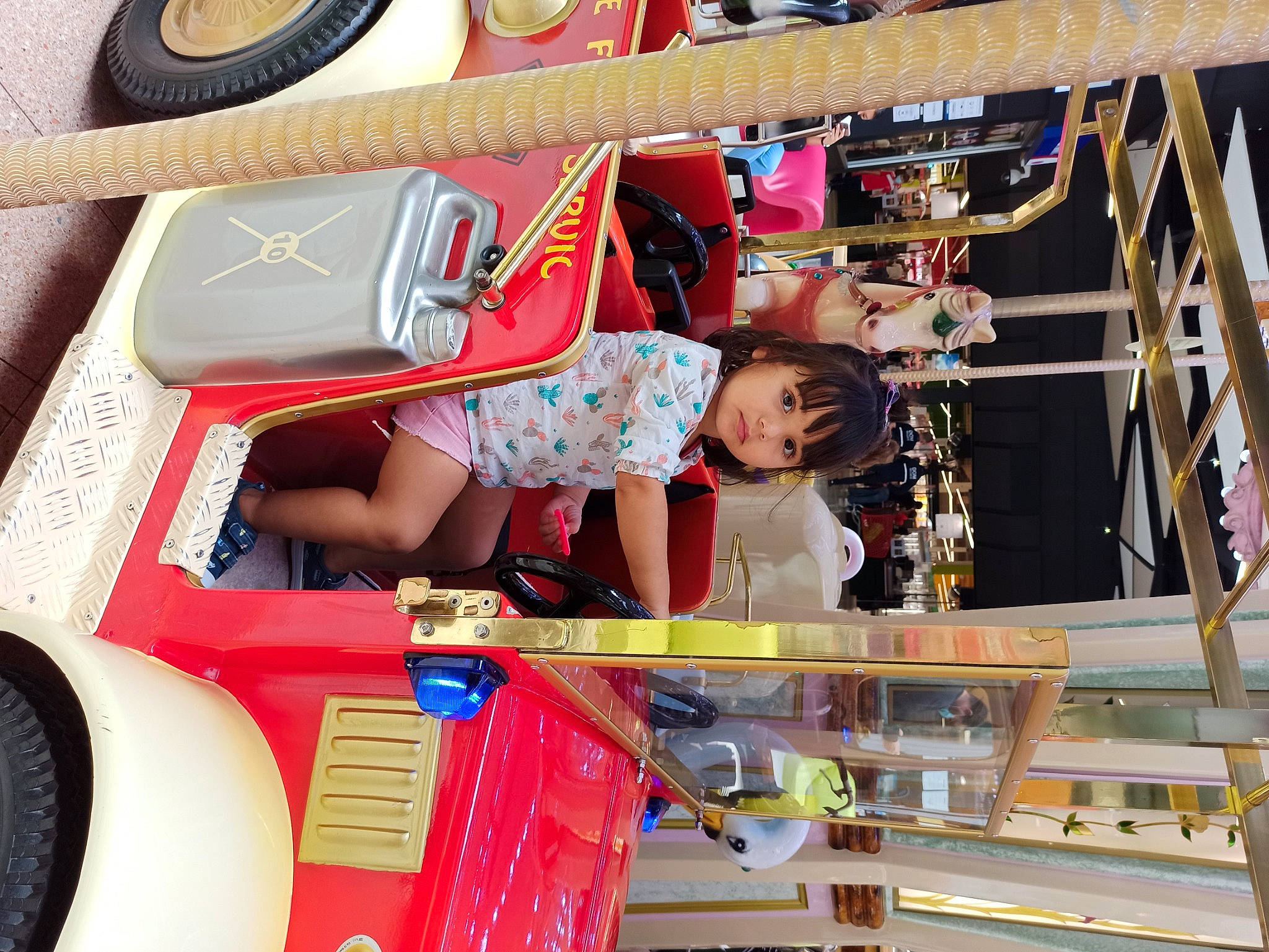 Arine a rejoint le concours — aidez-le/la à gagner de superbes lots ! automotive_tire, beauty, child, dress, fun, human_leg, leisure, machine, motor_vehicle, person, product, red, shorts, t_shirt, thigh, tire, toddler, wheel, white, wood