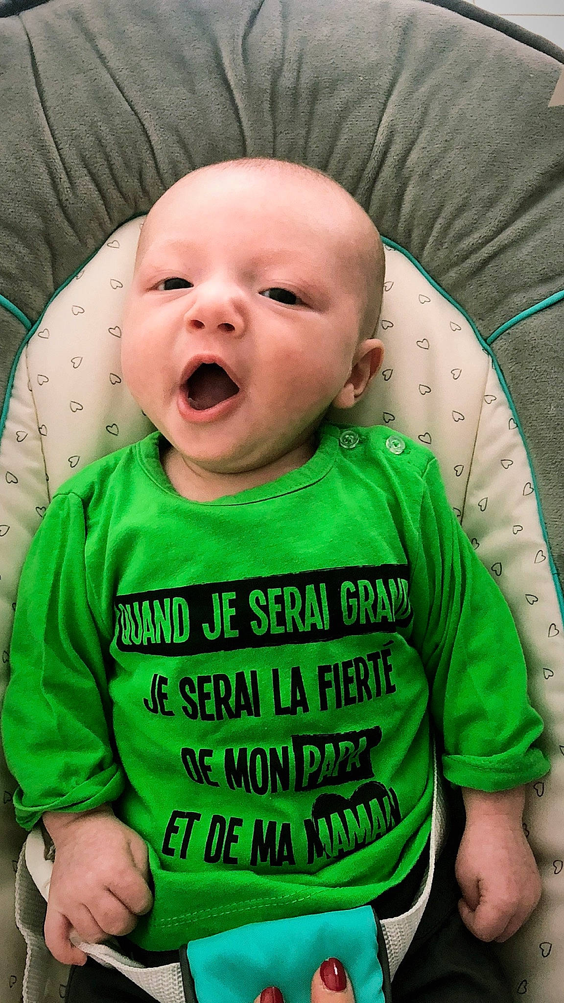 Lucas a rejoint le concours — aidez-le/la à gagner de superbes lots ! baby, baby_products, baby_toddler_clothing, cheek, child, comfort, green, lip, long_sleeved_t_shirt, person, skin, sleeve, toddler, tongue