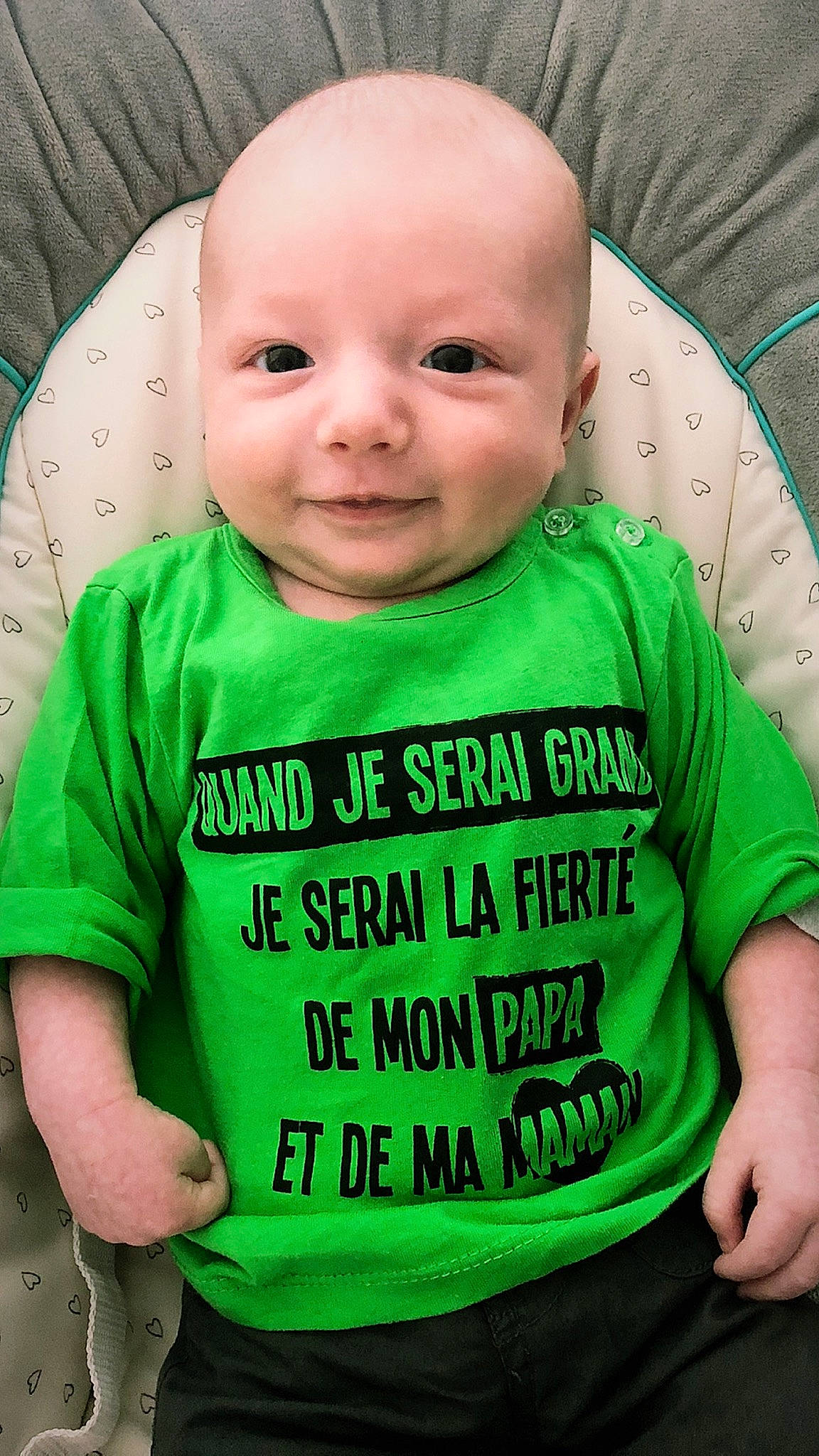 Lucas participe au concours pour gagner de l'argent avec cette photo : active_shirt, baby, baby_laughing, baby_products, baby_toddler_clothing, cheek, child, green, humour, iris, lip, long_sleeved_t_shirt, muscle, person, skin, sleeve, toddler