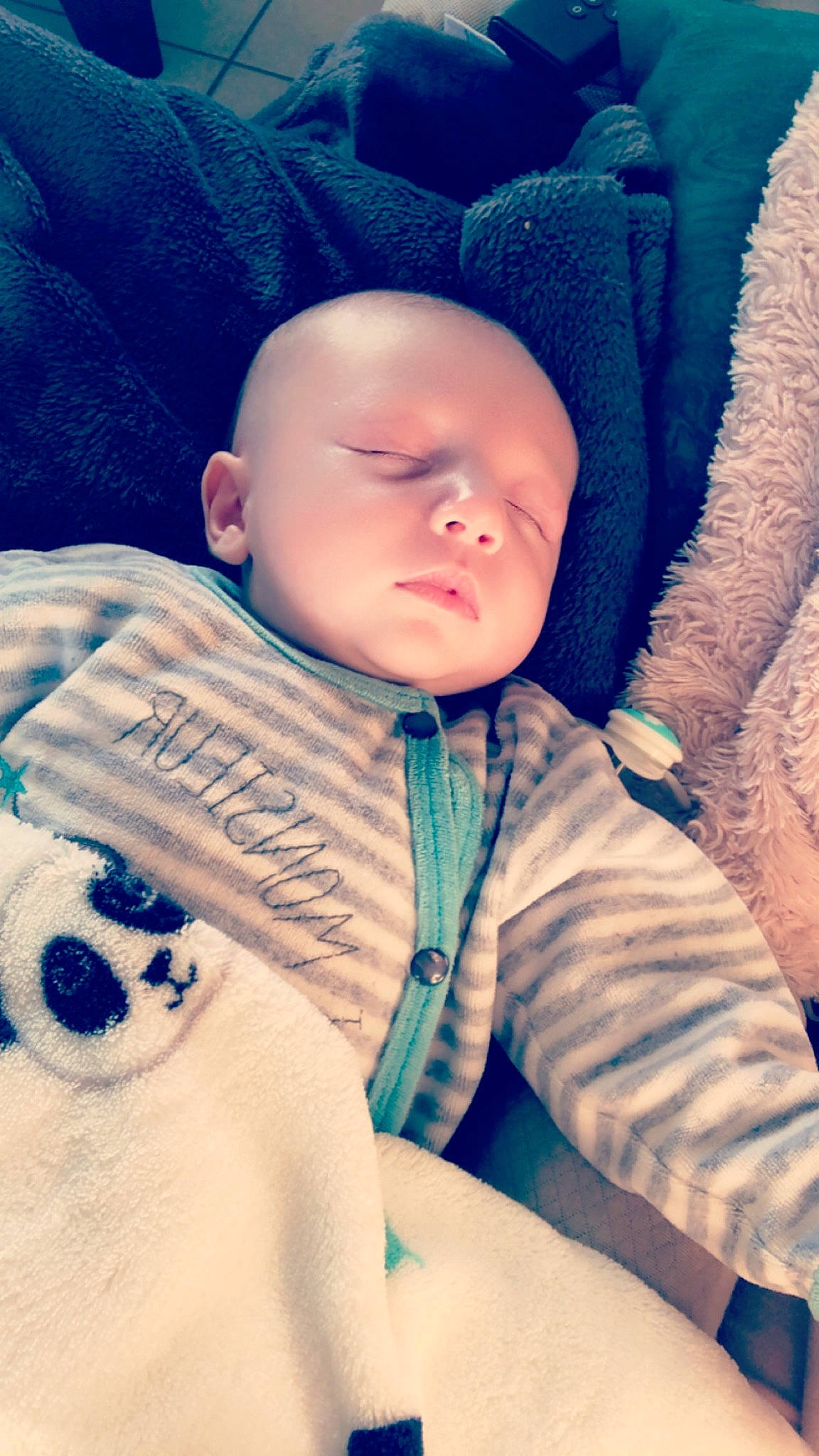 Lucas a rejoint le concours — aidez-le/la à gagner de superbes lots ! baby, baby_sleeping, bedtime, cheek, child, ear, eye, face, forehead, head, lip, nap, nose, person, skin, sleep, toddler
