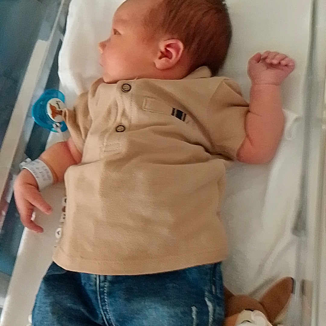 Lyano a rejoint le concours — aidez-le/la à gagner de superbes lots ! baby, bassinet, beige_shirt, blanket, child, crib, cute, denim_shorts, hospital, indoor, infant, medical_bracelet, newborn, pacifier, plush_toy, resting, side_profile, sleeping, socks, soft_toy