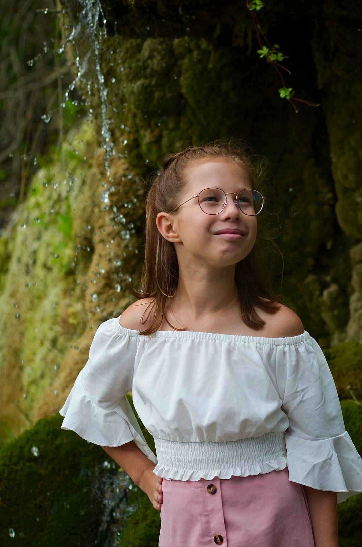 Shanone a rejoint le concours — aidez-le/la à gagner de superbes lots ! botany, facial_expression, flash_photography, grass, hairstyle, happy, joy, leaf, leisure, nature, neck, person, plant, shoulder, sleeve, smile, standing, summer, t_shirt, trunk