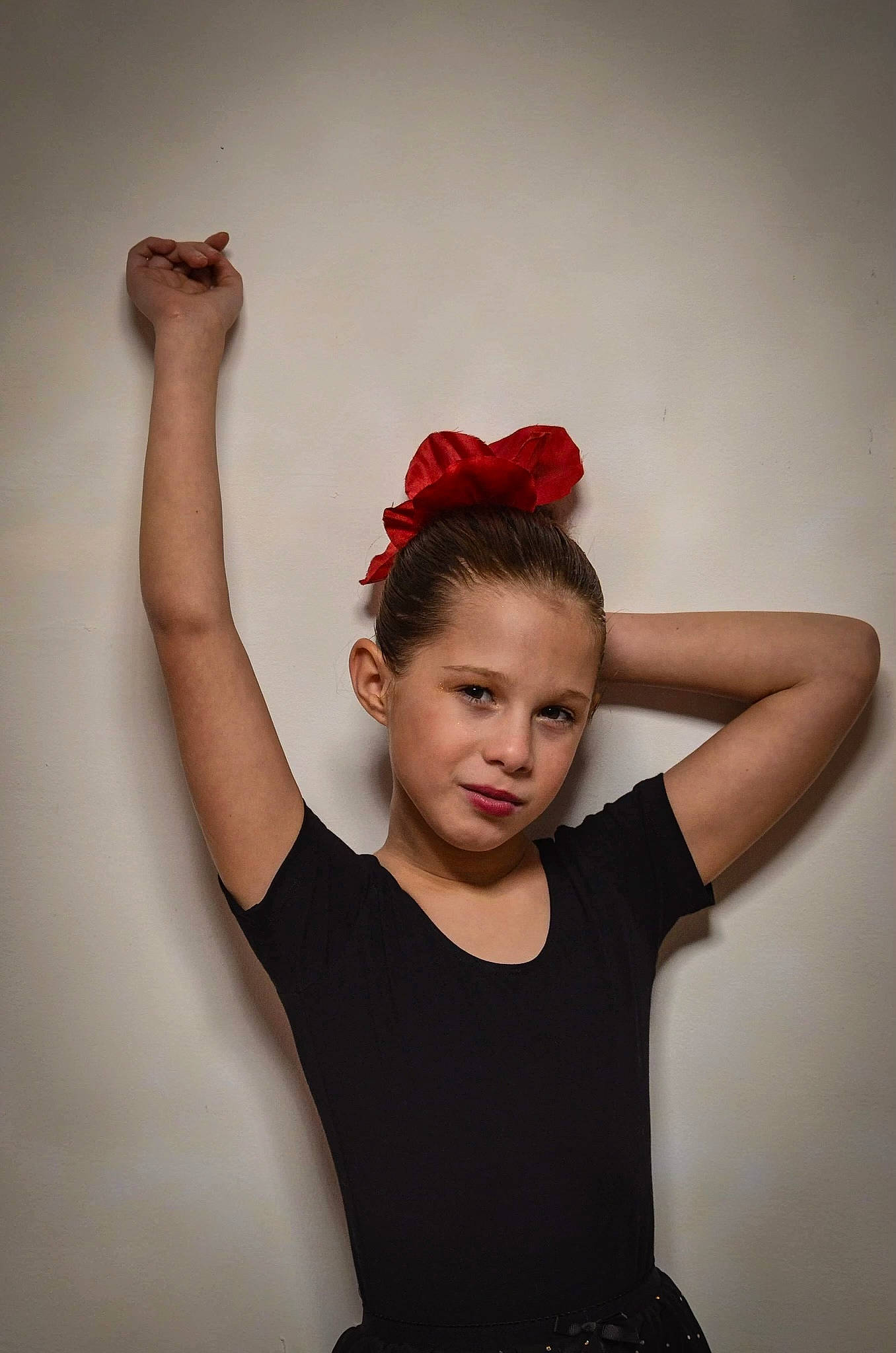 Shanone participe au concours pour gagner de l'argent avec cette photo : arm, black_hair, blond, elbow, eyelash, eyewear, fashion_design, flash_photography, gesture, human_leg, joint, lip, long_hair, neck, person, red_hair, shoulder, sleeve, sportswear, waist