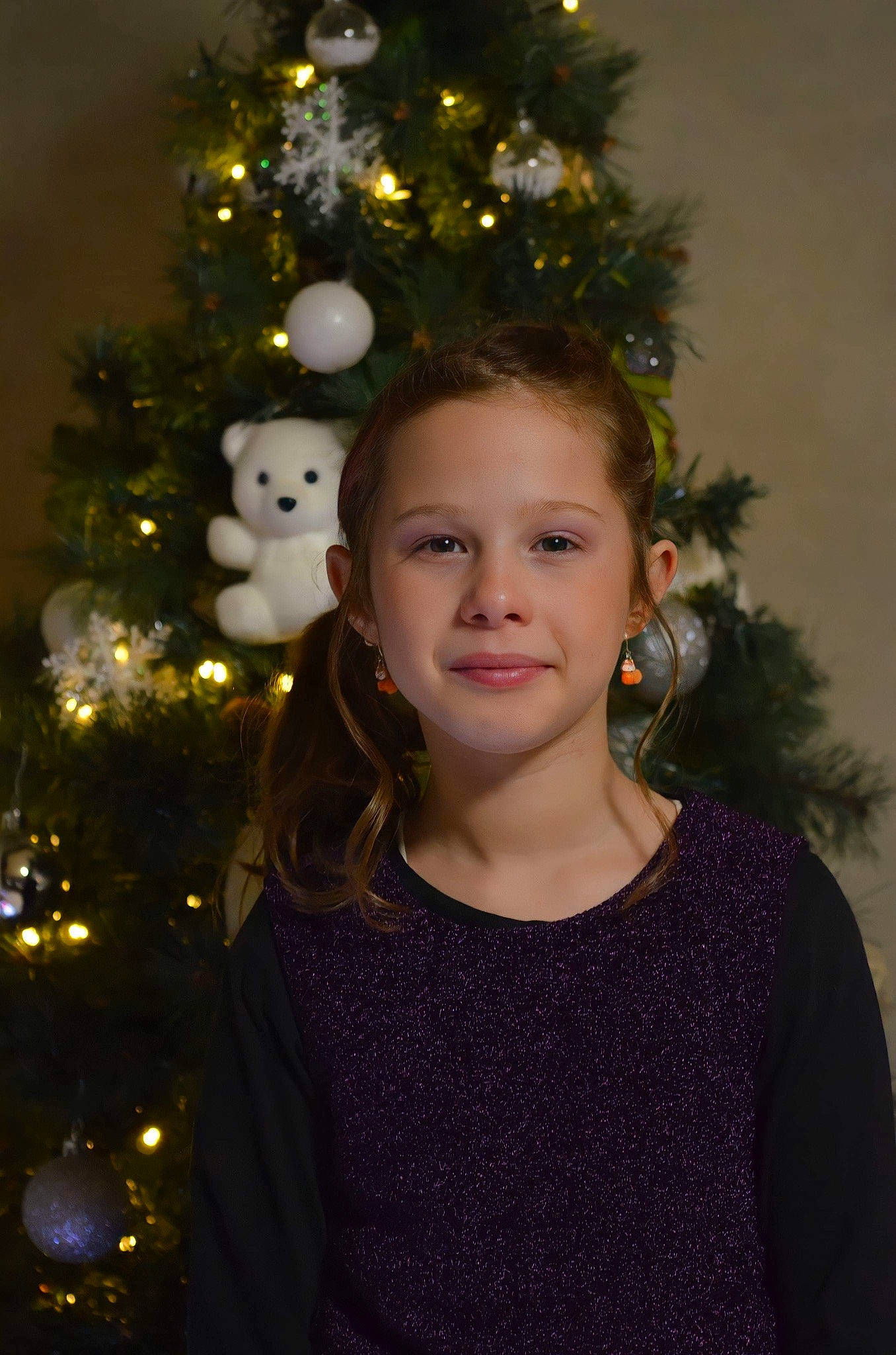 Shanone participe au concours pour gagner de l'argent avec cette photo : beauty, branch, christmas_decoration, christmas_ornament, christmas_tree, event, evergreen, eye, face, happy, head, holiday, holiday_ornament, iris, joy, ornament, outerwear, person, plant, shortstraw_pine