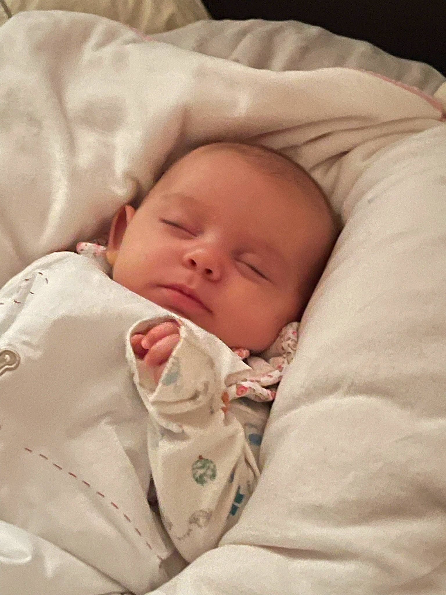 Mia a rejoint le concours — aidez-le/la à gagner de superbes lots ! baby, baby_toddler_clothing, bedtime, carmine, cheek, child, comfort, event, linens, nap, person, skin, sleep, toddler