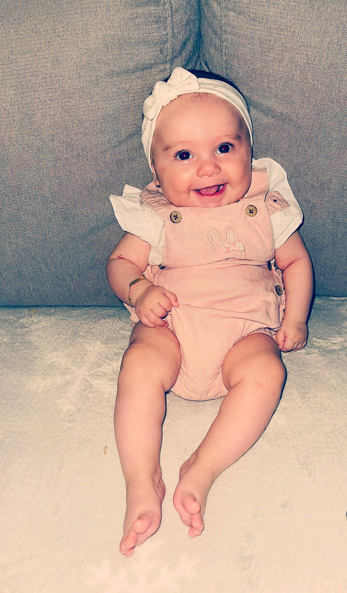 Mia a rejoint le concours — aidez-le/la à gagner de superbes lots ! baby, baby_toddler_clothing, cheek, eye, finger, flash_photography, happy, head, human_leg, iris, knee, lip, nose, person, pink, skin, sleeve, smile, thigh, thumb