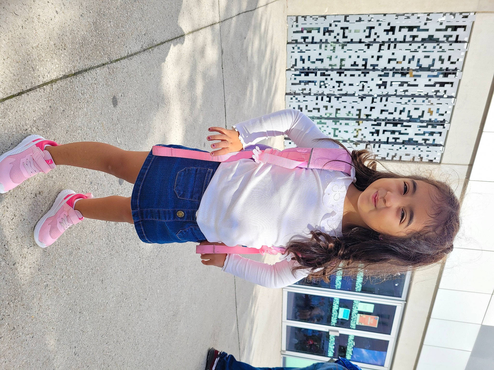 Kataleya Joy a rejoint le concours — aidez-le/la à gagner de superbes lots ! child, electric_blue, eyewear, fun, human_leg, joy, leisure, magenta, pedestrian, person, sidewalk, sitting, street, thigh, travel, waist