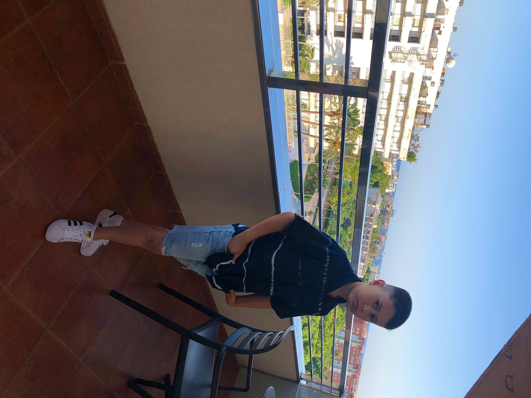 Amine a rejoint le concours — aidez-le/la à gagner de superbes lots ! building, ceiling, chair, condominium, daylighting, elbow, facade, flooring, fun, hardwood, knee, leisure, person, room, sky, t_shirt, tower_block, walking_shoe, wall, window