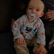 Nino a rejoint le concours — aidez-le/la à gagner de superbes lots ! baby, barefoot, child, clothing, comfort, couch, cute, dog, face, hand, home, indoor, pacifier, pants, person, pet, relaxation, sitting, smile, toy