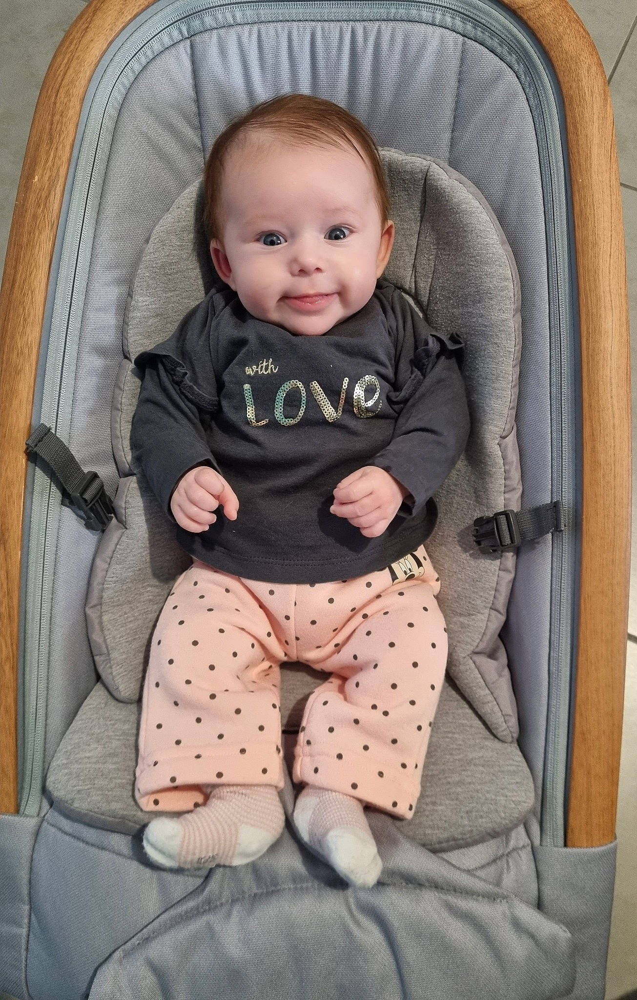 Gwenn participe au concours pour gagner de l'argent avec cette photo : auto_part, baby, baby_carriage, baby_products, baby_safety, baby_toddler_clothing, bag, car_seat, chair, cheek, child, comfort, person, product, sitting, skin, sleeve, smile, textile, thigh