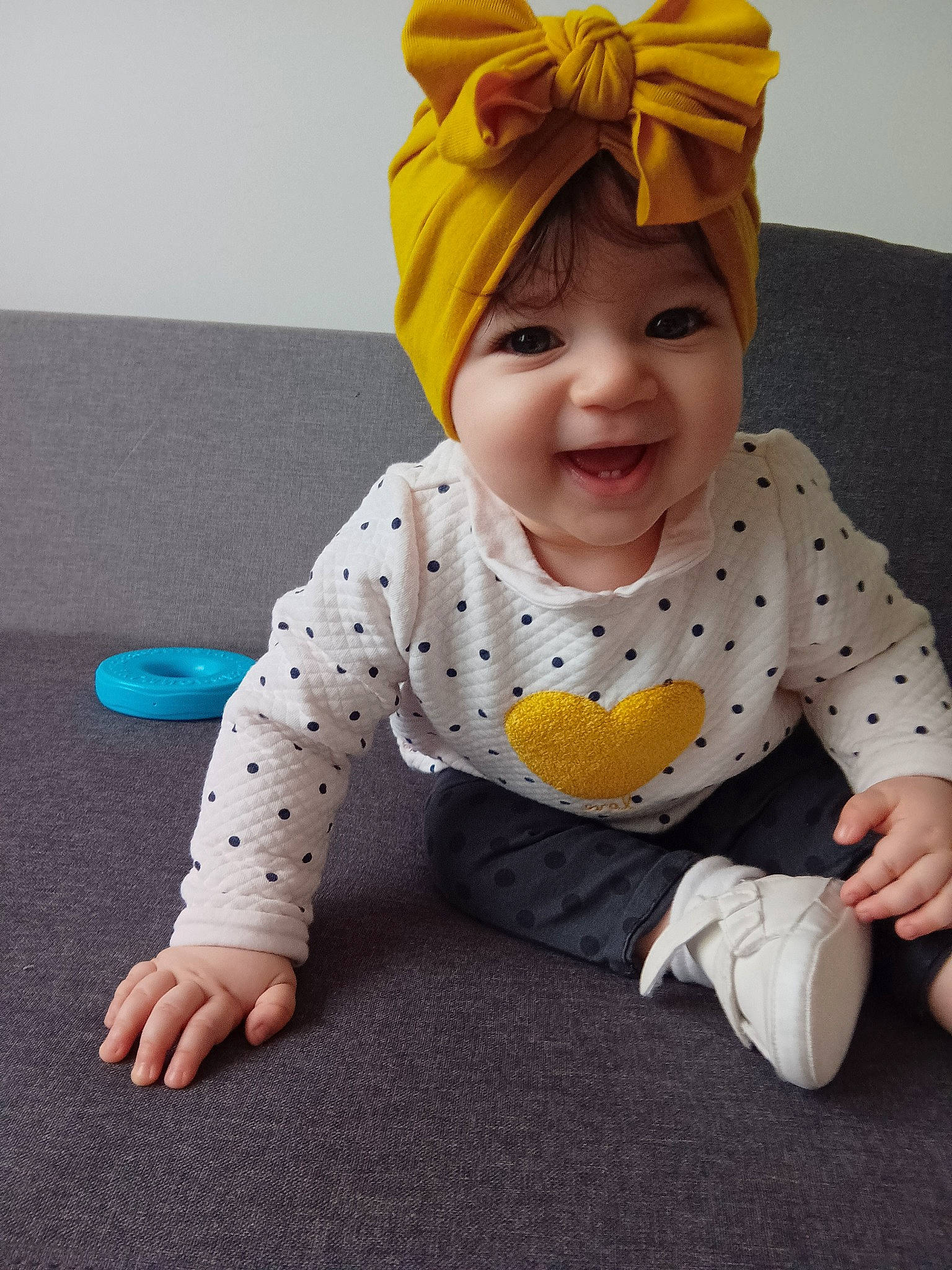 Lahna a rejoint le concours — aidez-le/la à gagner de superbes lots ! baby, baby_toddler_clothing, cap, child, clothing, costume_hat, face, facial_expression, floor, flooring, fun, happy, head, headgear, headwear, outerwear, pattern, person, skin, sleeve