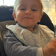 Valentin a rejoint le concours — aidez-le/la à gagner de superbes lots ! toddler, child, high_chair, bib, smile, face, expression, indoor, window, curtain, light, clothing, seat, hair, person, baby, cheeky, young_child, casual, portrait